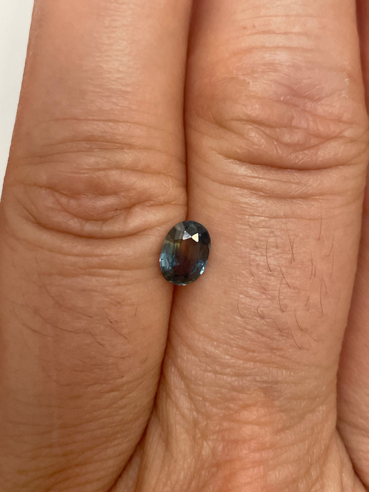 Saphir, Bicolor, Oval, 0,79 ct., 6,6x4,8x2,7 mm