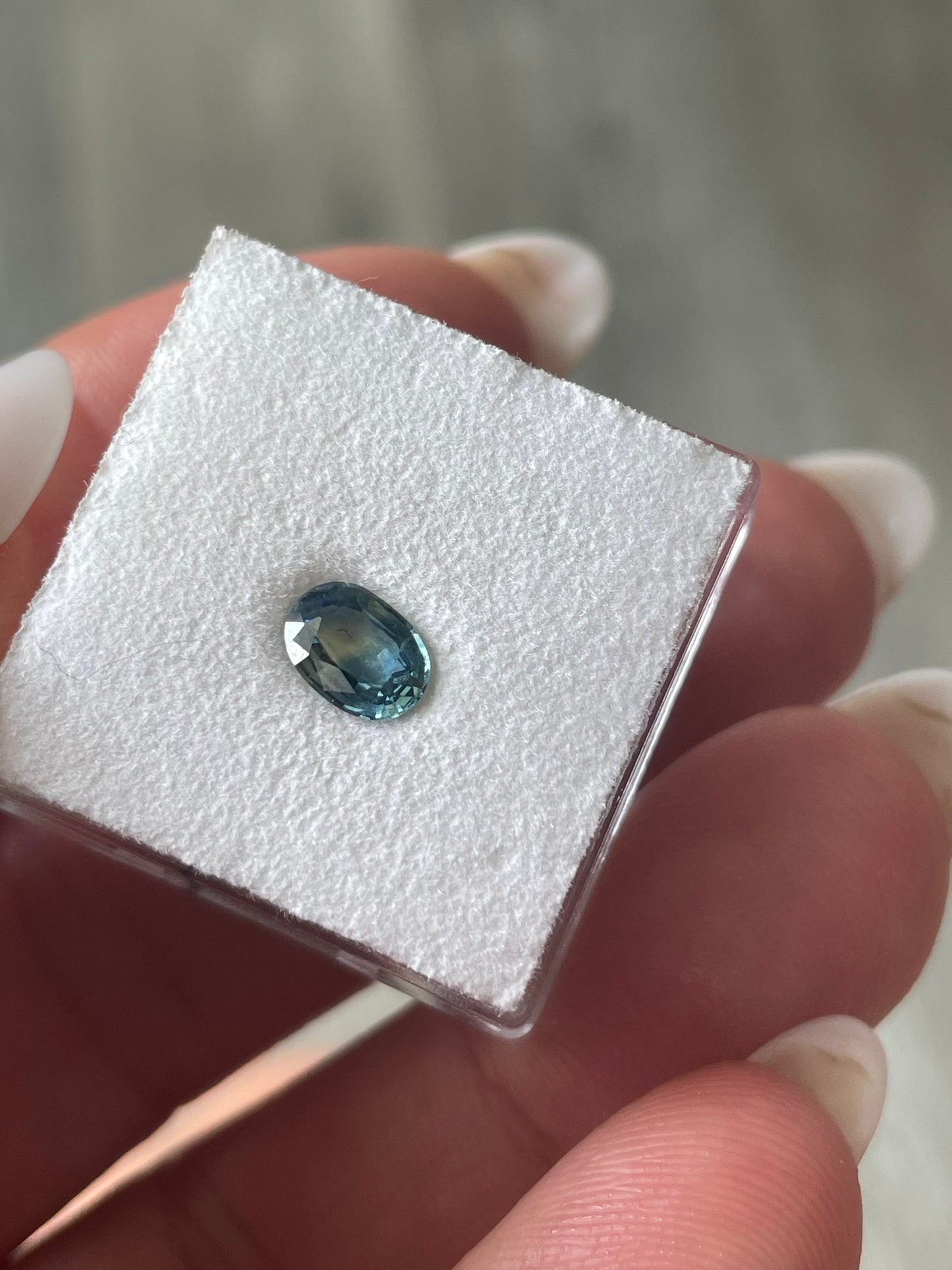 Saphir, Bicolor, Oval, 0,79 ct., 6,6x4,8x2,7 mm
