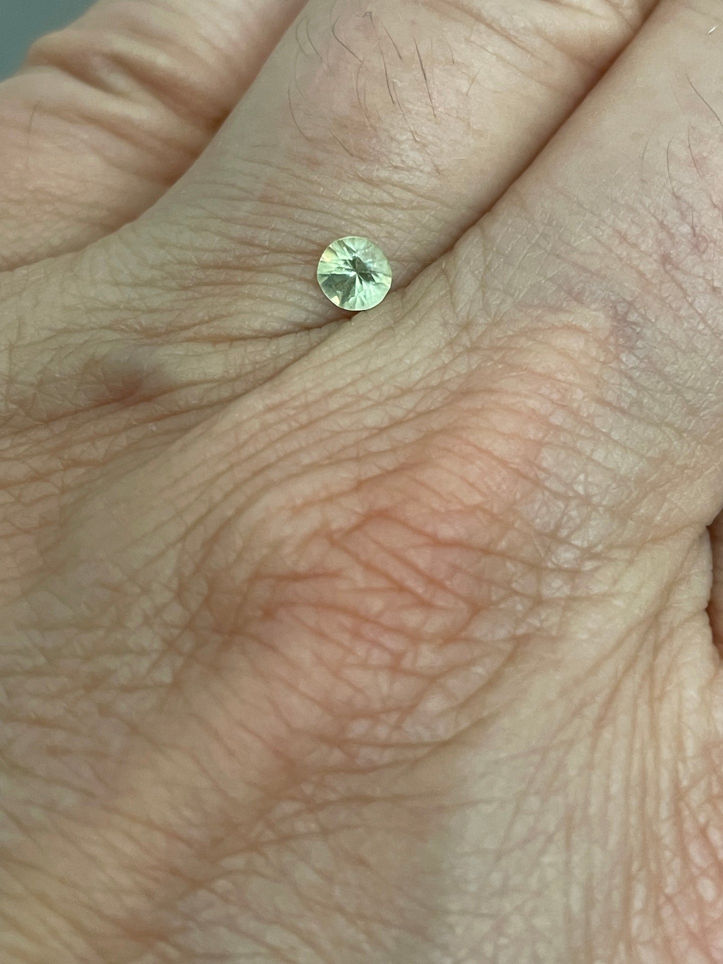 Saphir, Hellgrün, Rund, 0,31 ct., 4,0x2,7 mm
