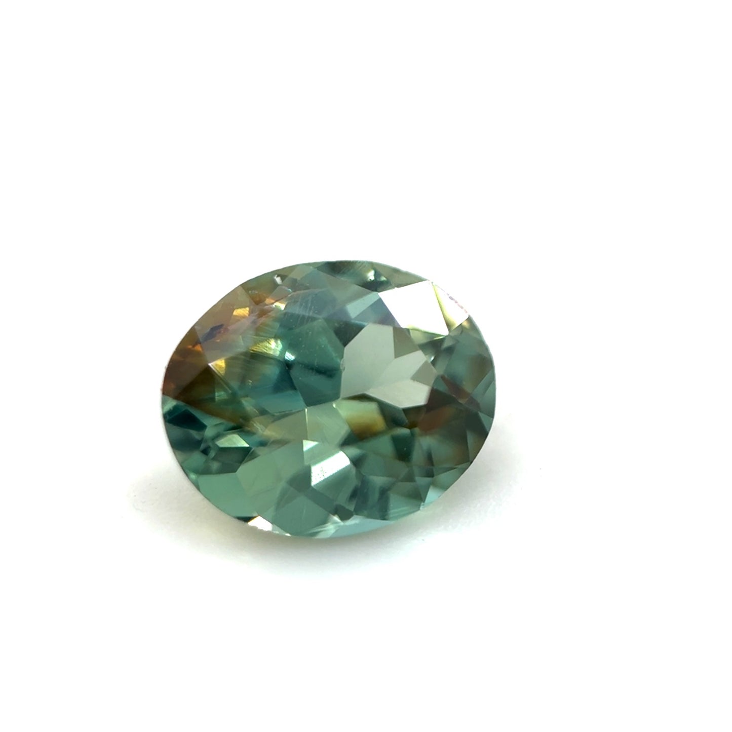 Saphir, Grün-Bicolor, Oval, 0,82 ct.