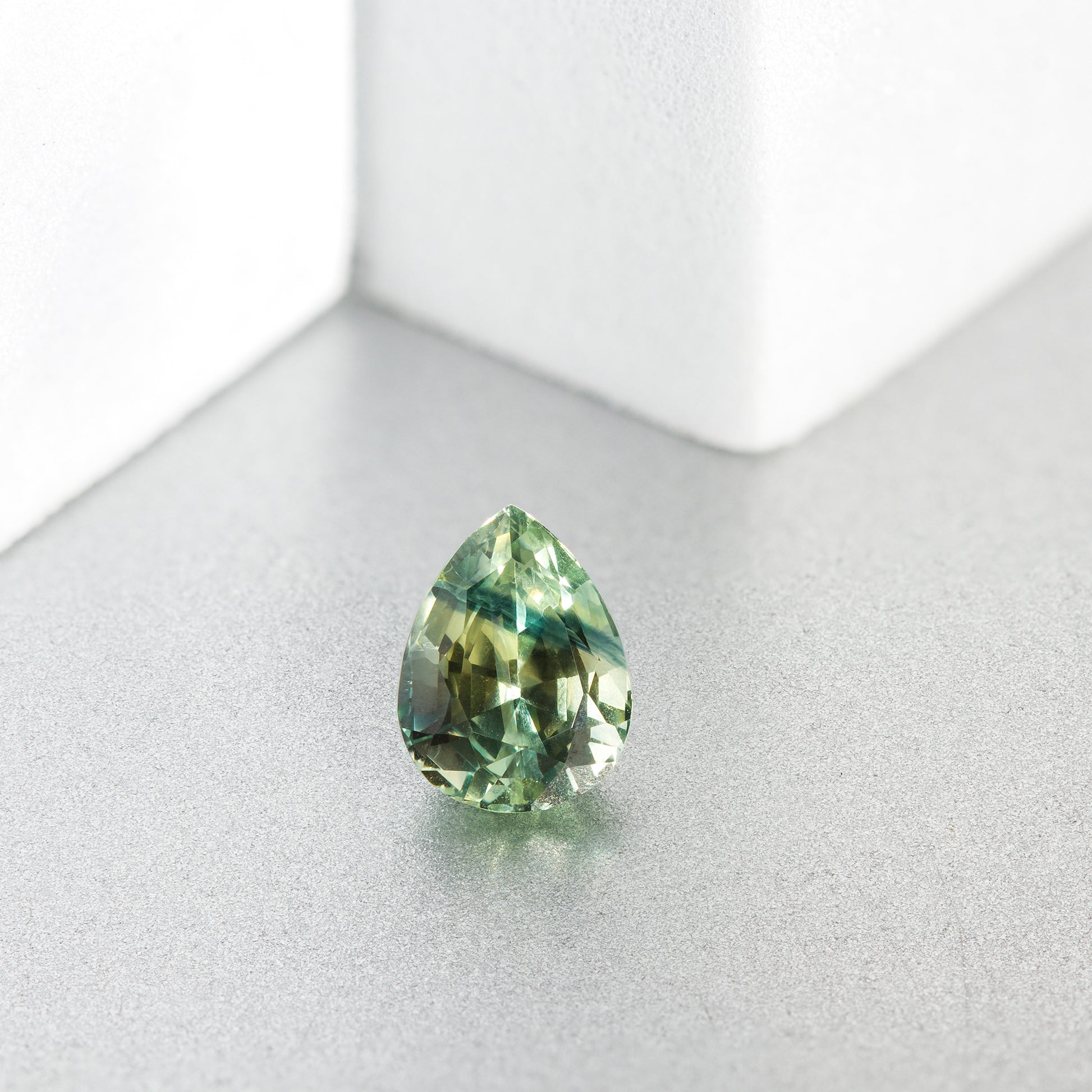 Saphir, Bicolor, Tropfen, 1,48 ct.