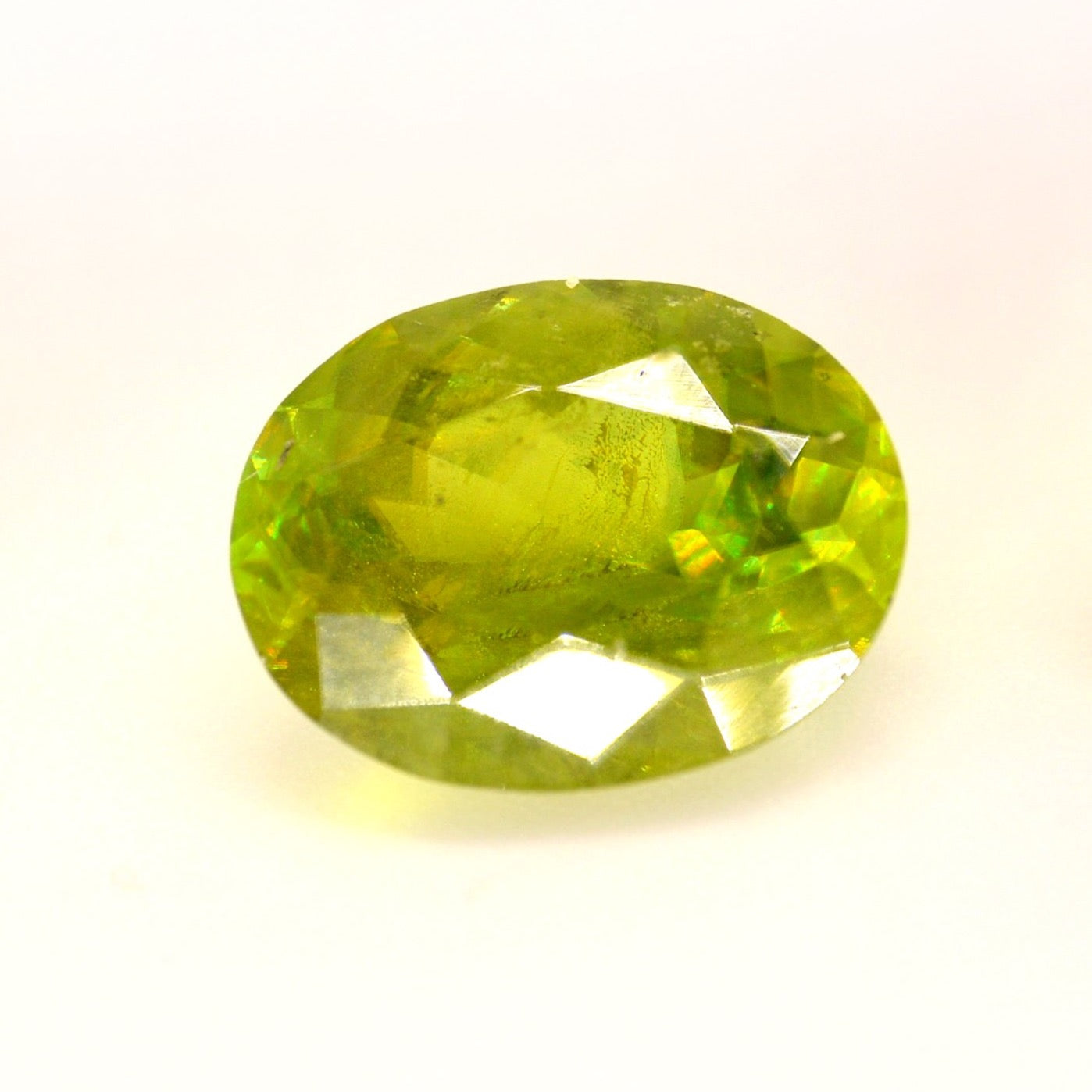 Sphen, Grün, Oval, 3,47 ct.